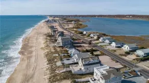 Un havre de paix niché entre Watch Hill et Weekapaug ! PLAGE, vue sur l'eau, récemment rénové - Image 3