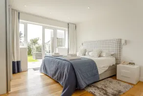 Luxury property Sleeps 8 - Sea views & hot tub - 200m from beach! - Image 5