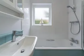 Denne super bungalow tilbyder moderne indkvartering med en fuldt lukket have. - Image 2