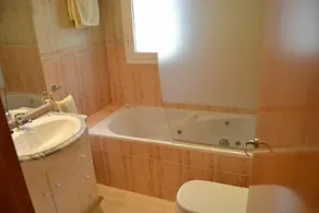 BELLE MAISON AVEC  BEAU JARDIN PISC. SÉCURITAIRE POUR LES ENFANTS AVEC WIFI - Image 2
