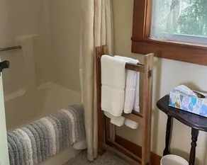 Discover Lazy Acres in Nobleboro: a cozy 2-bedroom retreat by the water. - Image 3