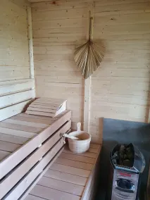 Idyllisches-Blockbohlenhaus-mit-eigenem-Garten-und-Sauna-zum-Wohlfuehlen - Image 3