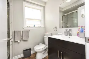 Cheerful 2 bedroom home close to York mills Subway, Free parking - Image 2