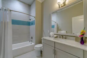 Accès facile à la piscine + plage privée | Piscine familiale avec Splash Park + Lazy River - Image 3