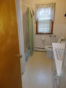 Cape Cod home in great location! Walk to downtown - Image 3