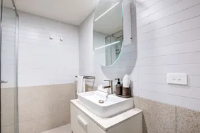 The Hamptons -Coastal Luxe Dual Suite - 2 Bed 2 Bath, Rooftop Pool & Free Parking - Image 3