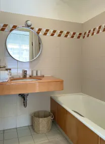 Large 2-room apartment with terrace and pool - Image 2