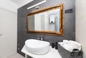 Leora Deluxe Apartment  - Image 2