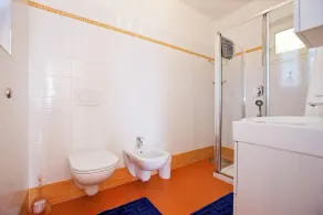 Godt vedligeholdt 3½-værelses lejlighed med have, balkon og smuk udsigt over søen - Image 3