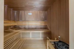 Villa u rusticnom stilu okružena šumom njegovanim vrtom za odmor, grijani bazen - Image 4