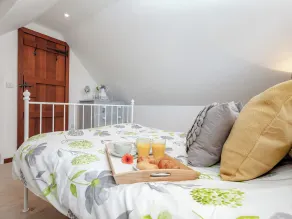 2 bedroom accommodation in Bury Gate, near Pulborough - Image 5