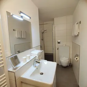 Aconchegante apartamento de 2 quartos - varanda, Wi-Fi, TV, perto do centro da cidade - Image 2