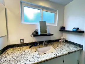 Spacious Long Beach Escape w Private Hot Tub - Image 5