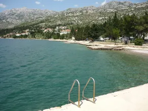 Spacious accommodation for 4-5 people in a quiet location - Image 2
