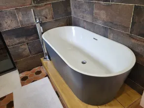 Beautiful cottage with heated pool, sleeps 8 - Image 5