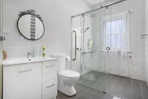 Stylish House 8mins walk to Figtree Grove - Image 4