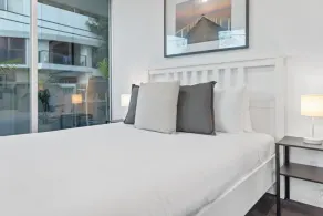 Sleek South Yarra 2-Bed with Alfresco Dining - Image 4