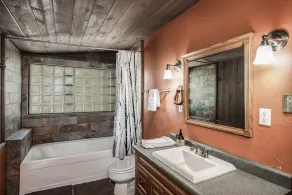 The Roost Downtown | Holzofen, Whirlpool! - Image 3
