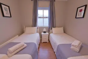 10minDriveCliffsOfMoher-Cozy2Br-Parking-WiFi - Image 3