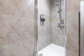 1BR Spacious Flat for Business and Holiday stays above MK Train Station, High Wi-Fi, Free Parking - Image 4