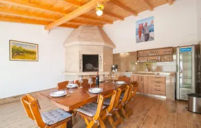 Stunning home in Milna - Image 2