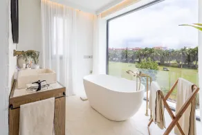 Luxuriöse Villa mit privatem Außen- und Innenschwimmbad - Image 3