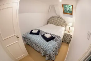 Spacious 5* guest house with private tennis court and beautiful gardens - Image 5
