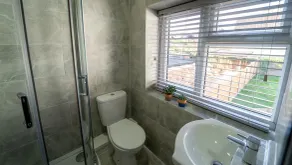 Impeccable 1-Bed Studio in Birmingham - Image 2