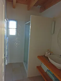 Villa de standing avec piscine dans un environnement calme et sauvage - Image 3