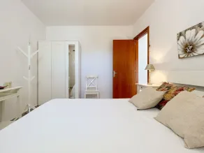 Rustik land typisk landhus med stor pool og græsplæne - Image 3