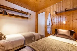 7 lits, 3 chambres, 2. 5 salles de bain, immense balcon, 30m des pistes, calme, 1km ville - Image 3