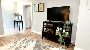 A beautifully renovated spacious 2 bedroom apartment with  King Beds - Image 2