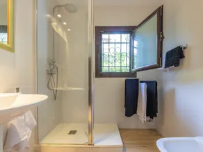 Schönes alleinstehendes Ferienhaus für 8 Personen mit  W-LAN, privatem Pool, TV und Innenhof - Image 3