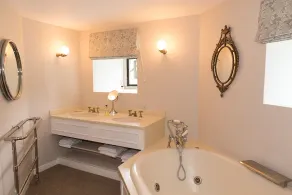 Majestic 17th-century castle in stunning Somerset countryside. Pet friendly. - Image 3