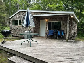 The Bungalow. Cedar shake cabin near Mount Bohemia, boat launch, beach. Private - Image 4