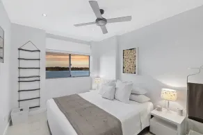 Waterfront Penthouse with heated jacuzzi and private rooftop terrace - Image 4