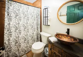 Treehouse Hot tub on 60 Acre Farm Near Downtown - Image 3