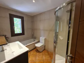 Large villa with pool and jacuzzi in a residential area - Image 3