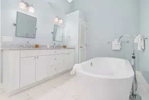 Newly designed by Palm Beach architect!  Sophisticated beach decor! - Image 5