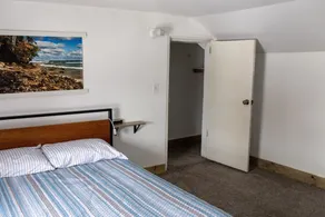 The Sunny Side! Convenient and Sleeps 6! - Image 3