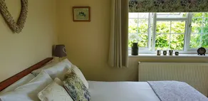 Luxury studio suite at Hawthorn Farm, kingsize bed, jacuzzi bath, private garden - Image 5
