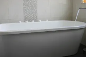 4 Bedroom 2 Bathroom Elevated & Modern Home - Sweeping views + Free Wifi! - Image 4