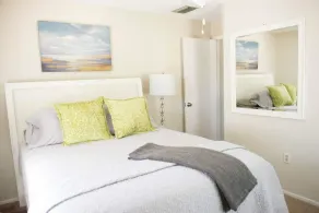 Bright 2-bed, 1-bath condo in the heart of Indian Rocks Beach, just a 2-min walk to the sand and steps from local cafés & shops. Enjoy a shared POOL, private balcony, washer/dryer, free parking — ideal for couples, friends, families & pet-friendly! - Image 5