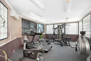 East Perth modern 2 Bedroom with Pool & parking - Image 2