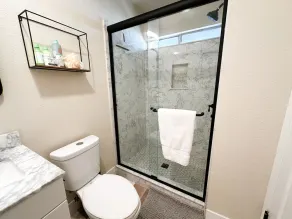 Newly updated studio 2 min drive to HWY 99 - Image 4