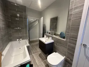 Stylish Home - Sleeps 4 & Free Parking - Image 4