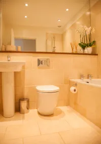 Renovated gatekeepers cottage situated in peaceful, private gardens - Image 4