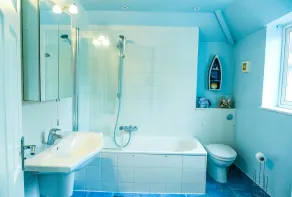 Large open plan villa with garden near the Thames - Image 3