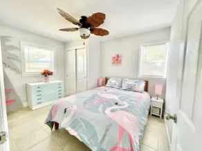 Adorable beach cottage 2/1, Sleeps 6, Pet Friendly, Minutes to Beach - Image 5