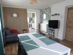 Detached house with enclosed garden - Image 4